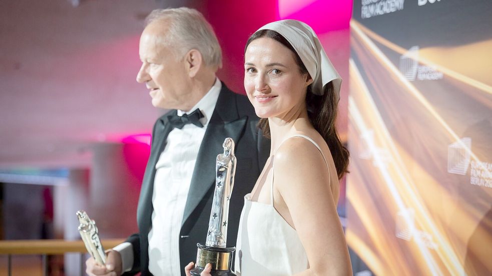 Die Schauspieler Renate Reinsve und Stellan Skarsgård gewannen die Schauspielpreise. Foto: Christoph Soeder/dpa