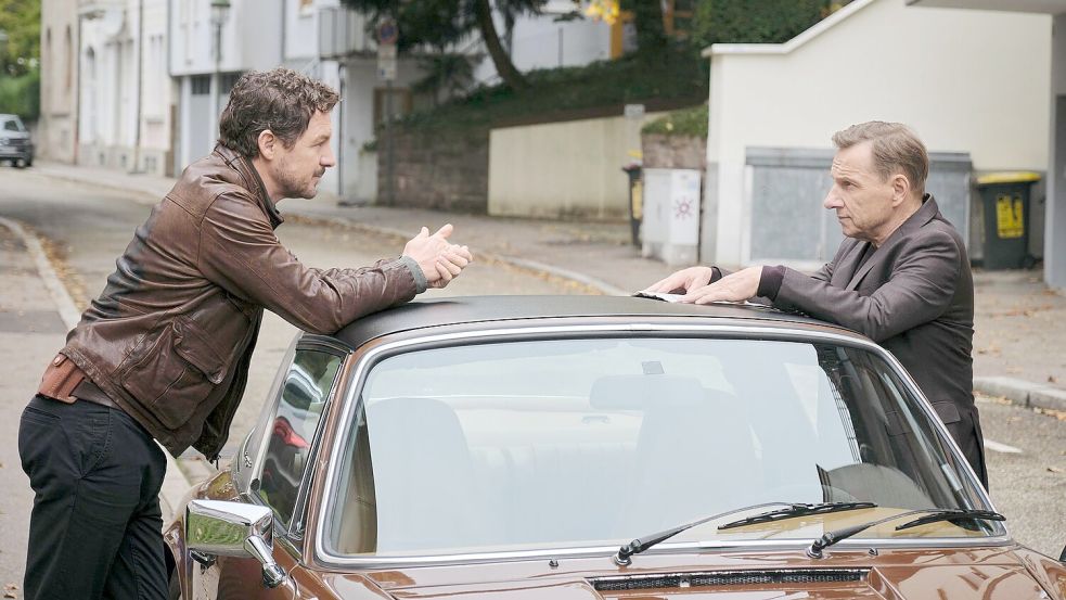 Die Kommissare Thorsten Lannert (Richy Müller; rechts) und Sebastian Bootz (Felix Klare) treffen in diesem Fall auf zwei Welten, die aufeinanderprallen. Foto: Benoît Linder