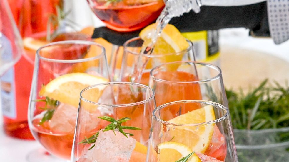 Auch alkoholfreie Alternative können helfen, auf Dauer weniger zu trinken. (Symboldbild) Foto: Jens Kalaene