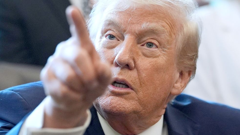 Trump hat sich für einen Regimewechsel im Iran ausgesprochen. (Archivbild) Foto: Evan Vucci/AP/dpa