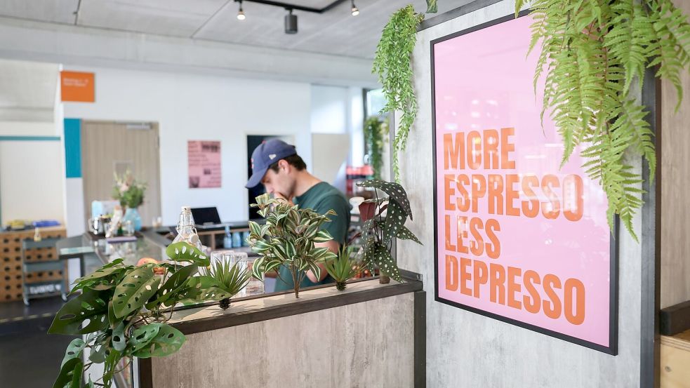Nach einer neuen Umfrage wollen viele jüngere Menschen das Leben genießen, anstatt sich nur bei der Arbeit abzumühen. (Symbolbild) Foto: Christian Charisius