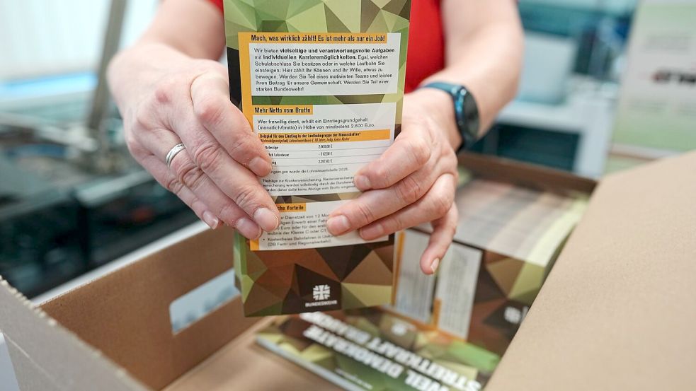 Die ersten Fragebögen und Broschüren sollten am Montag bei den volljährig Gewordenen des Jahrgangs 2008 ankommen. Foto: Kay Nietfeld/dpa