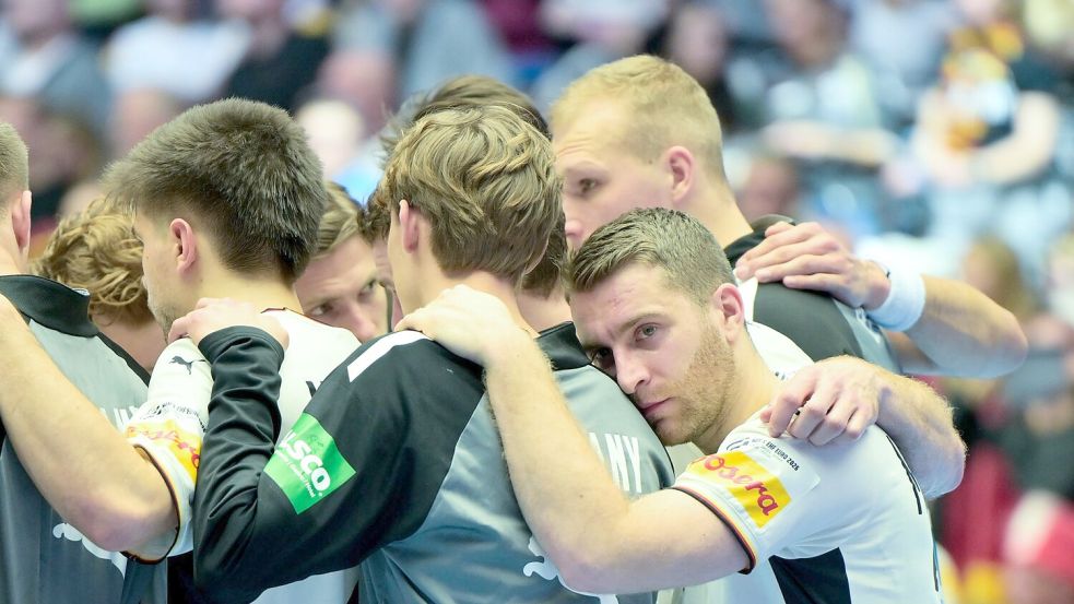 Ratlos und enttäuscht: Deutschlands Handballer nach dem zweiten EM-Spiel. Foto: Sina Schuldt