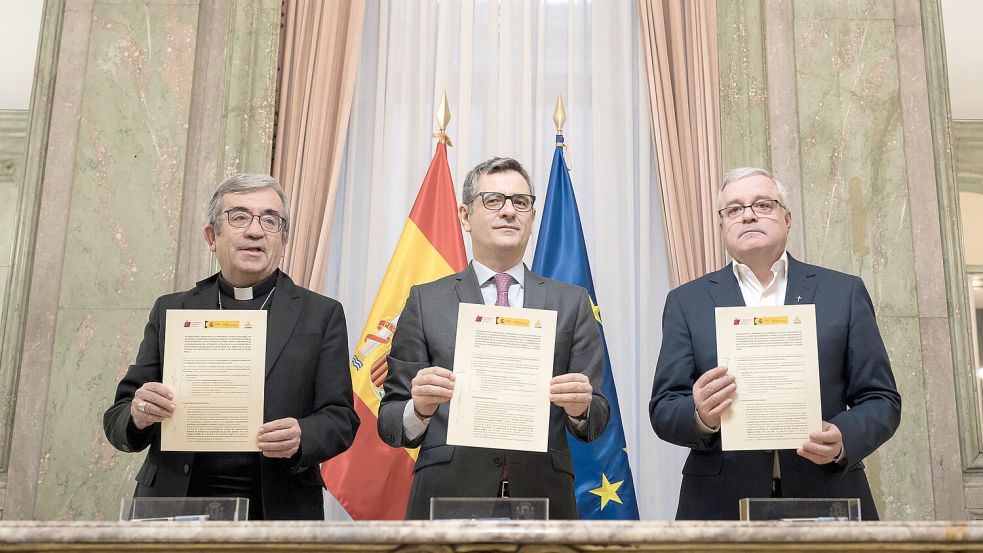 Justizminister Bolaños, der Generalsekretär der Spanischen Bischofskonferenz Argüello und der Vorsitzende der Konferenz der Religionsgemeinschaften Díaz nach der Unterzeichnung des Abkommens am Donnerstag Foto: IMAGO/Europa Press