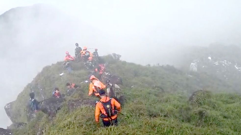 Die Trümmer liegen in steilem, bewaldetem und schwer zugänglichem Berggelände. Foto: Uncredited/Indonesian National S