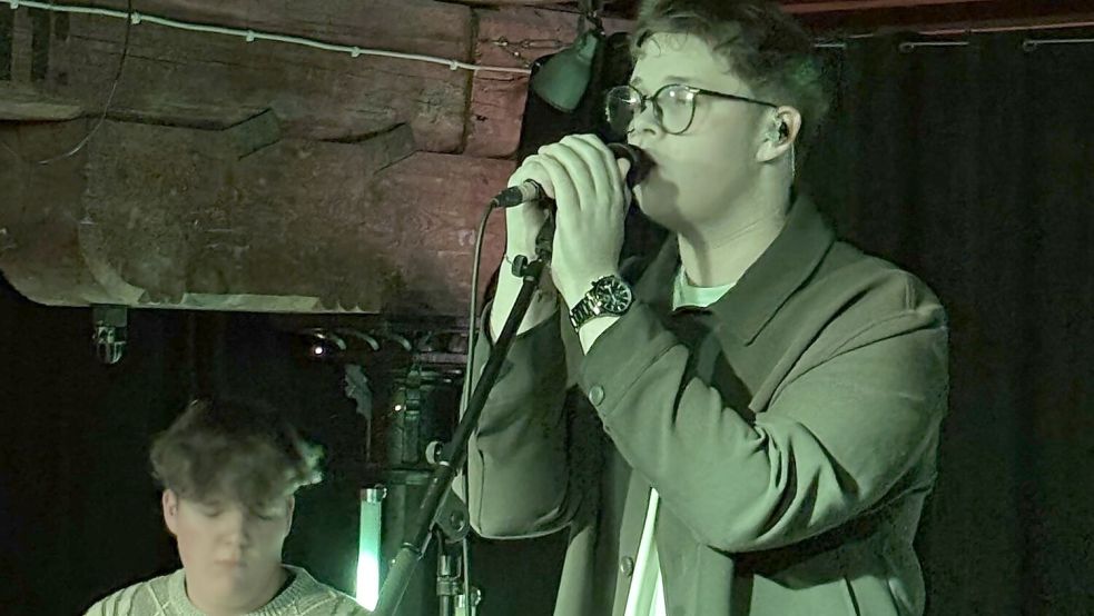 Der Leeraner Marvin Tapper wurde durch seine Teilnahme bei "The Voice of Germany" bekannt. Jetzt trat er in seiner Heimatstadt auf. Foto: Vivien Buntjer