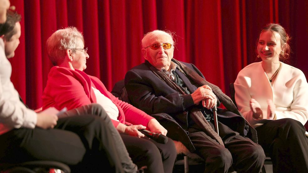 Der 100-jährige Albrecht Weinberg sorgte für einige Lacher – trotz der schweren Thematik des Holocausts. Links neben ihm sitzt Gerda Dänekas, seine Begleitung und Pflegerin. Foto: Tobias Bruns