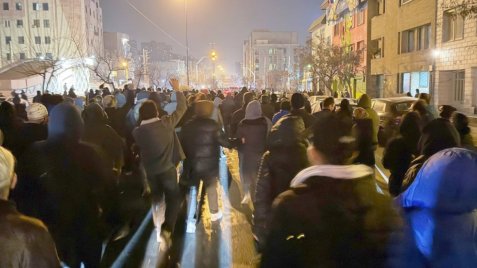 Proteste gegen die Wirtschaftskrise weiteten sich aus in Massendemonstrationen gegen das Herrschaftssystem. (Archivbild) Foto: Uncredited/UGC/AP/dpa