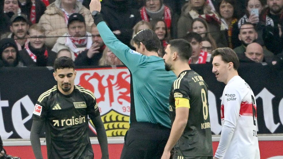 Kassierte früh die Gelbe Karte: Unions Livan Burcu (l). Foto: Marijan Murat