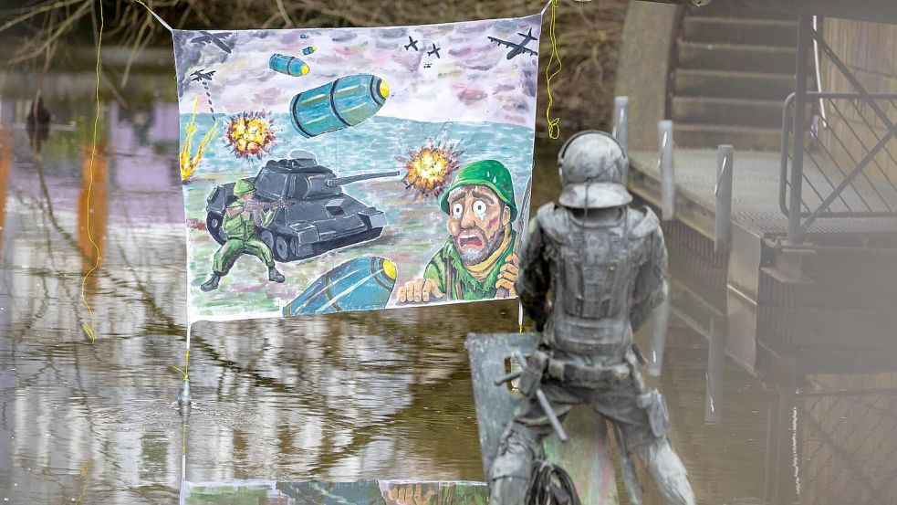 Am Freitag Vormittag haben unbekannte Künstler die Statue des pinkelnden Polizisten („Fountain of Wishes“) in der Hase umgestaltet. Die Figur trug das Gesicht von Verteidigungsminister Boris Pistorius, sowie eine überdimensionale Errektion. Sein Blick ist auf das Transparent einer Kriegsszene gerichtet. Eine neue Plakette an der dortigen Fußgängerbrücke informiert: „Der kriegsgeile Boris“ – Kunstinstallation, Mixed Media, 2026, anonym." Foto: Tobias Saalschmidt