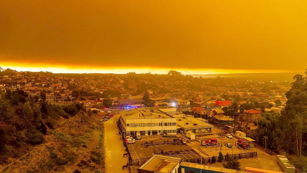 Hunderte Feuerwehrleute und Soldaten kämpften gegen die Brände. Foto: Javier Torres/AP/dpa