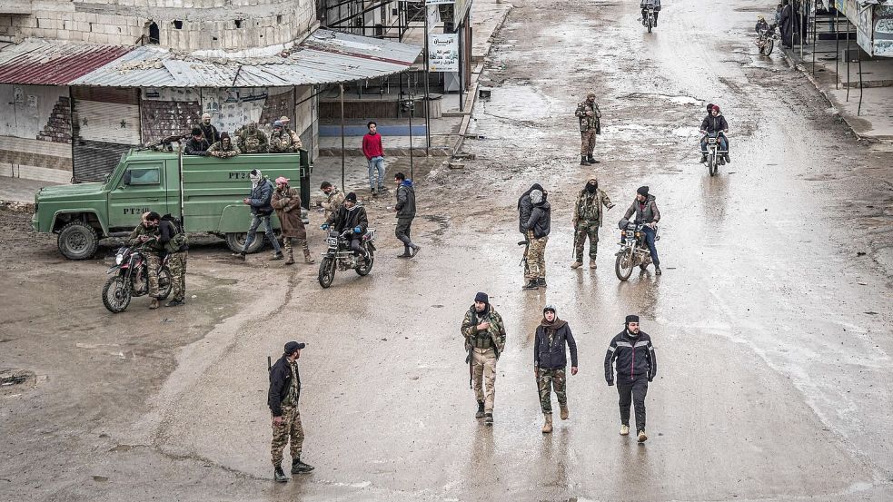 Soldaten der syrischen Armee am Samstag in der Stadt Deir Hafir. Die Armee hat dort nach eigenen Angaben die Kontrolle von kurdischen Kräften übernommen. Foto: Moawia Atrash