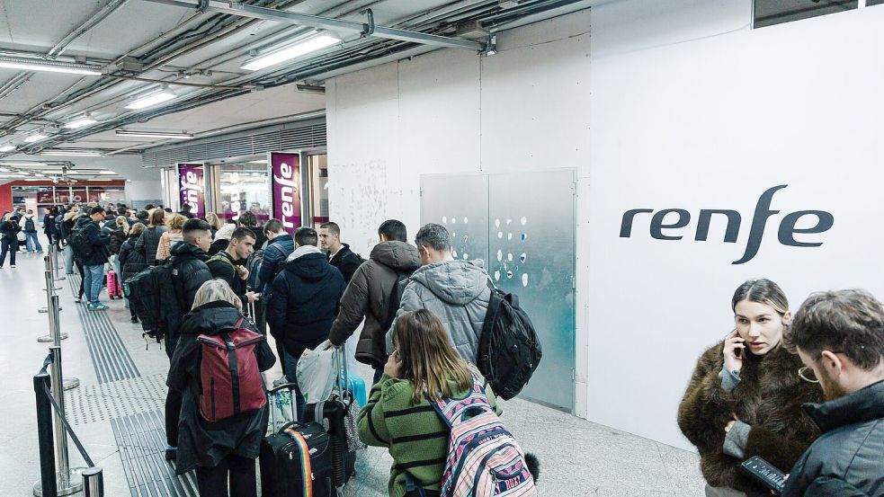 Der Verkehr auf der wichtigen Strecke zwischen Madrid und Andalusien ist bis auf weiteres unterbrochen. Foto: Carlos Luján/EUROPA PRESS/dpa