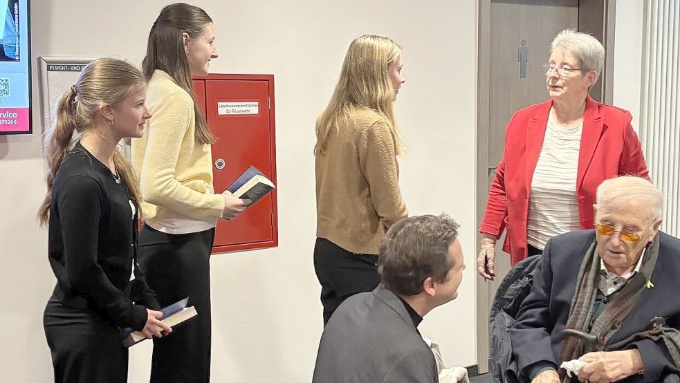 Schülerinnen stehen vor der Veranstaltung für ein Autogramm von Albrecht Weinberg an. Foto: Mona Hanssen