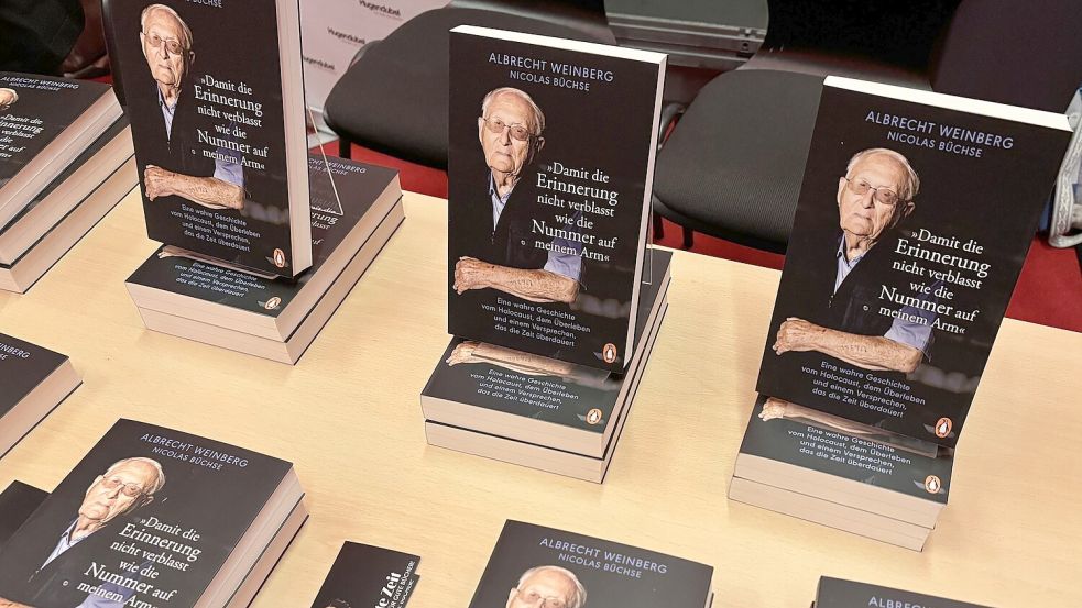 2024 ist das Buch über Albrecht Weinbergs Leben erschienen: "Damit die Erinnerung nicht verblasst wie die Nummer auf meinem Arm" heißt es. Geschrieben wurde es von Nicholas Büchse. Foto: Mona Hanssen