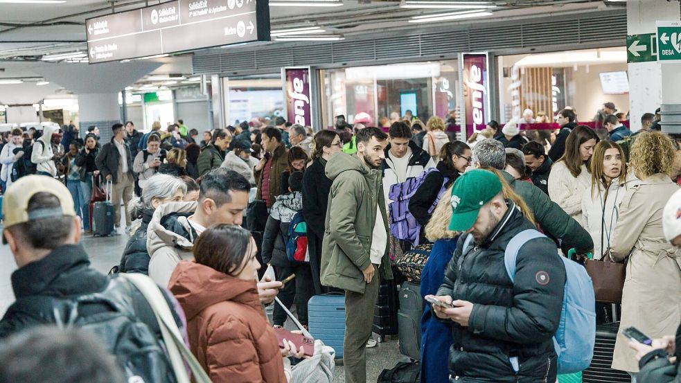 Ministerpräsident Pedro Sánchez sicherte schnelle Hilfe zu. Foto: Carlos Luján/EUROPA PRESS/dpa