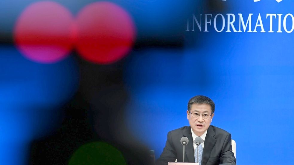 Kang Yi, der Direktor des Pekinger Statistikbüros, präsentiert die neuen Wachstumszahlen. Foto: Johannes Neudecker/dpa