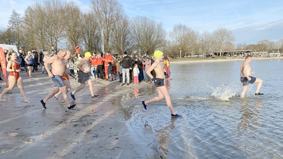 Einige Teilnehmer rannten in das eisige Wasser. Foto: Christin Wetzel
