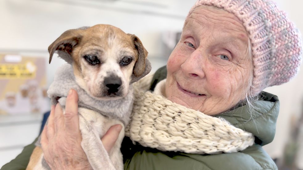 Ursula Cassens kam mit Emma in die Redaktion. Foto: Marion Janßen