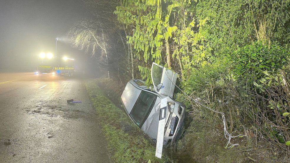 Der Wagen kam im Graben zum Stehen. Foto: Feuerwehr Uplengen