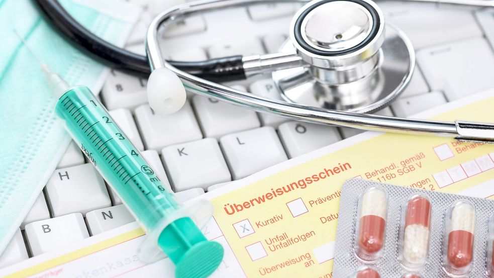 Zwischen Stethoskop und Computer – die Medizin wird immer digitaler. Symbolfoto: Imago/Christian Ohde