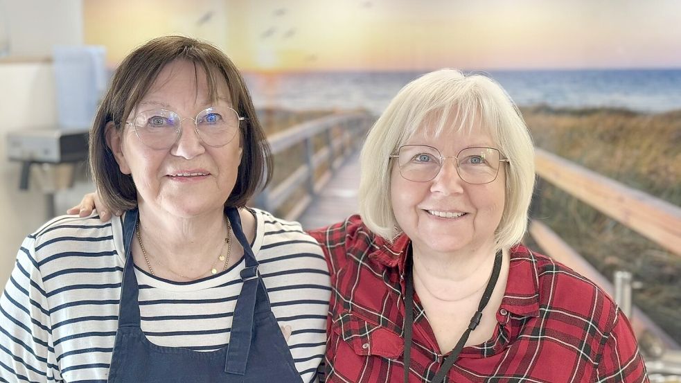 Anne Wessels und Karin May gehören zum ehrenamtlichen Küchenteam, das das Mittagessen für die Gäste zubereitet. Foto: Familienzentrum Bunde
