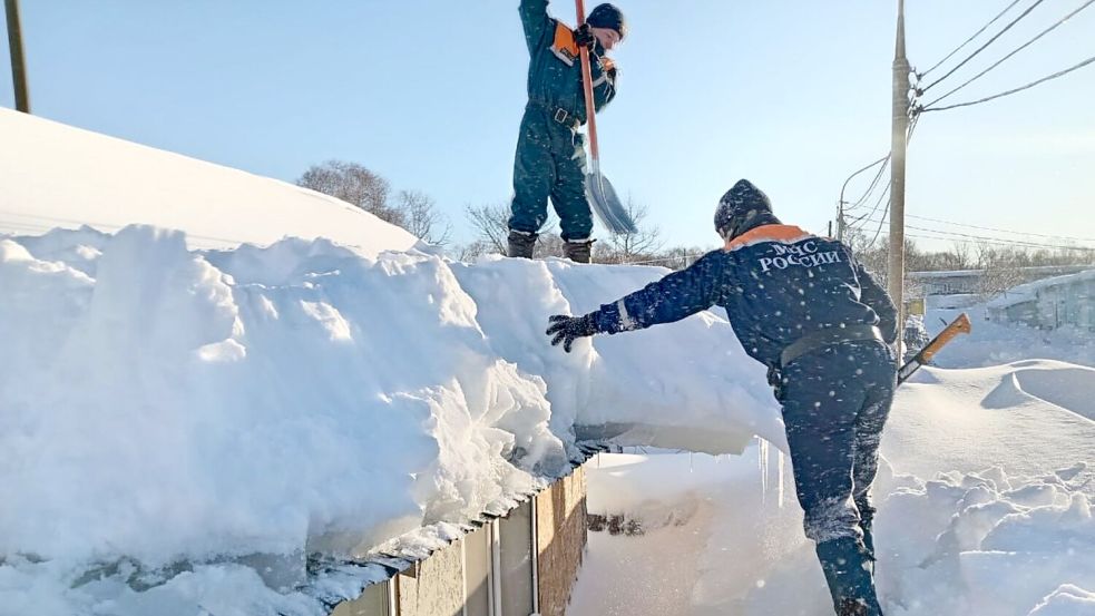 Die Behörden auf der fernöstlichen Halbinsel Kamtschatka rechnen noch mit tagelangen Einsätzen, um dem Schneechaos Herr zu werden. Foto: -/Government of Kamchatka Territ