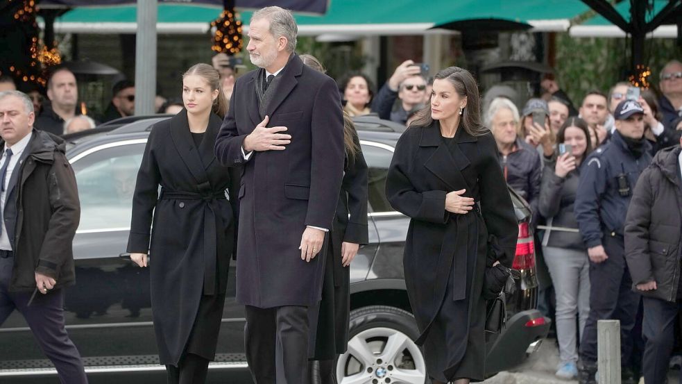 Spaniens König Felipe und seine Familie nehmen Abschied von der „schrulligen Tante“. Foto: Petros Giannakouris/AP/dpa