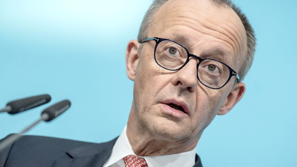 Kanzler Merz bekräftigt seine Kritik an der Höhe des Krankenstandes in Deutschland Foto: Michael Kappeler/dpa