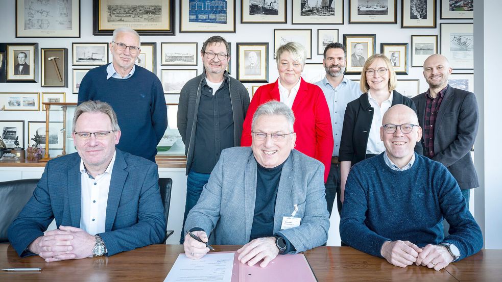 Vertragsunterzeichnung in Papenburg: (vorn von links) Andreas Hensen (Betriebsrats-Vorsitzender), Paul Bloem (Weisser Ring, Leer) und Bernd Meyer Werft-Chef Eikens, dahinter (von links) Erich Bethke (Weisser Ring, Emsland/Grafschaft Bentheim), Folkert Janssen (Opferhelfer Bereich Papenburg), Bianca Wittmann (Opferhelferin Leer), Florian Legleitner (Bereichsleiter Security, Meyer Port 4), Nicole Piechotta (Referentin Betriebsrat) und Jurist Stefan Rieken. Foto: Meyer Werft