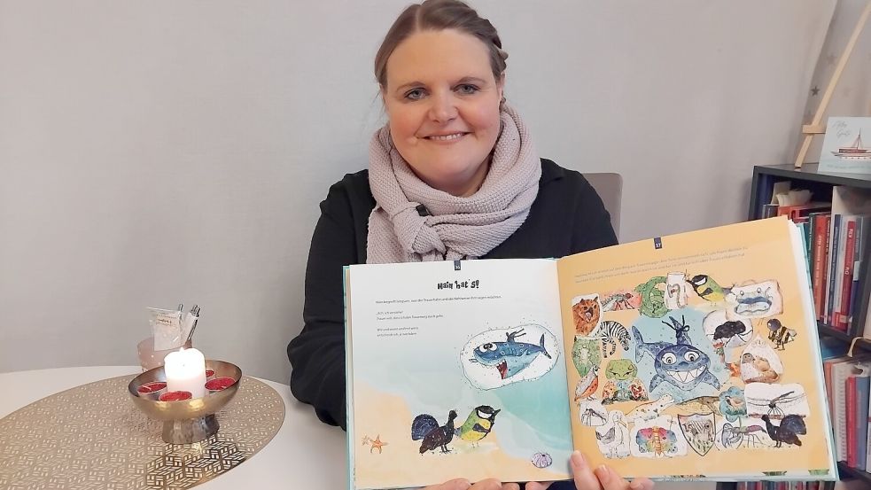 Veronika Greipl mit ihrem Erstlingswerk „Trau dich, Hainrich“. Fotos: Clarissa Scherzer