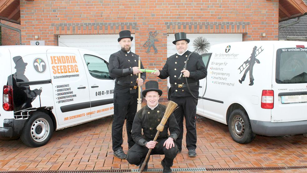 Michael Ihmels (rechts) reicht den Staffelstab an Jendrik Seeberg (links) weiter. Der 31-Jährige und sein Mitarbeiter Marten Friedrichs übernehmen dessen Kehrbezirk. Foto: Handwerkskammer/Stöppel