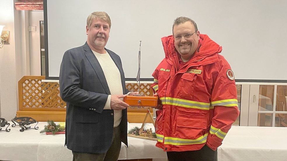 Um die Spende zu symbolisieren, überreicht Rotary-Präsident Hermann Krüger (links) dem DLRG-Ortsgruppenleiter Hans-Gert Ahrends eine Geldkassette. Foto: privat