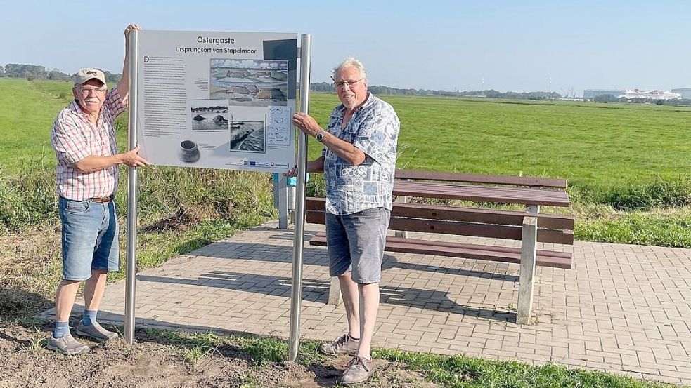 2024 wurde in Stapelmoor ein historischer Rundweg eröffnet. Das Foto zeigt Reinhard Meyer (links) und Bernhard Siemons beim Aufstellen einer Infotafel auf der Ostergaste. Der Weg wurde aus Leader-Mitteln gefördert. Foto: privat/Archiv