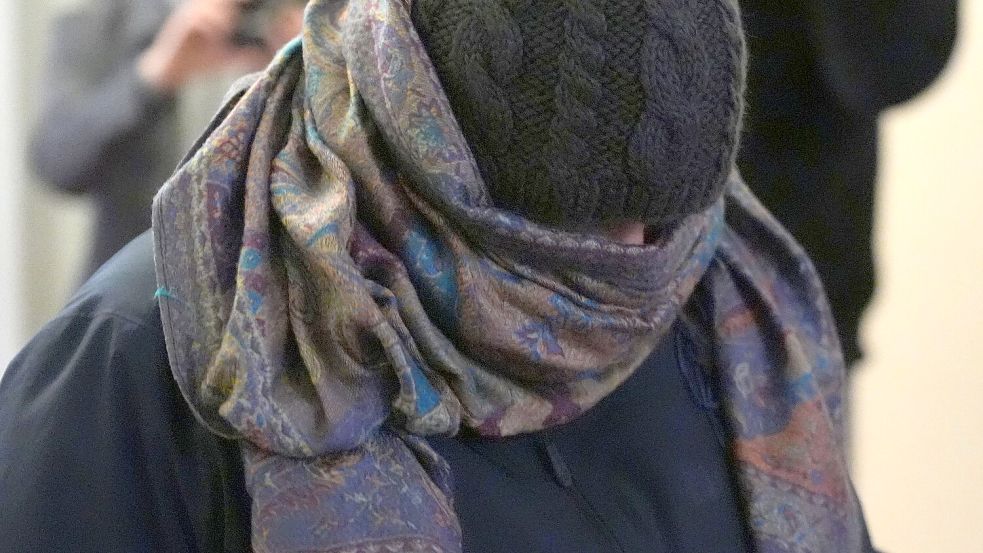 Eine Zeugin verlässt vermummt den Gerichtssaal. Foto: Marcus Brandt