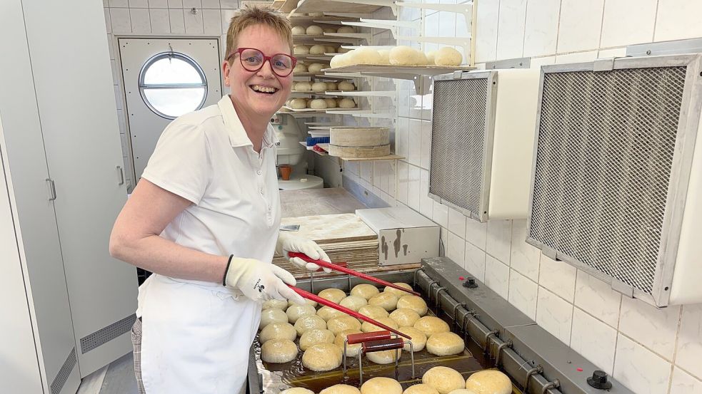 Edeltraut Hinrichs wendet Berliner in ihrer mobilen Backstube. Foto: Imke Oltmanns