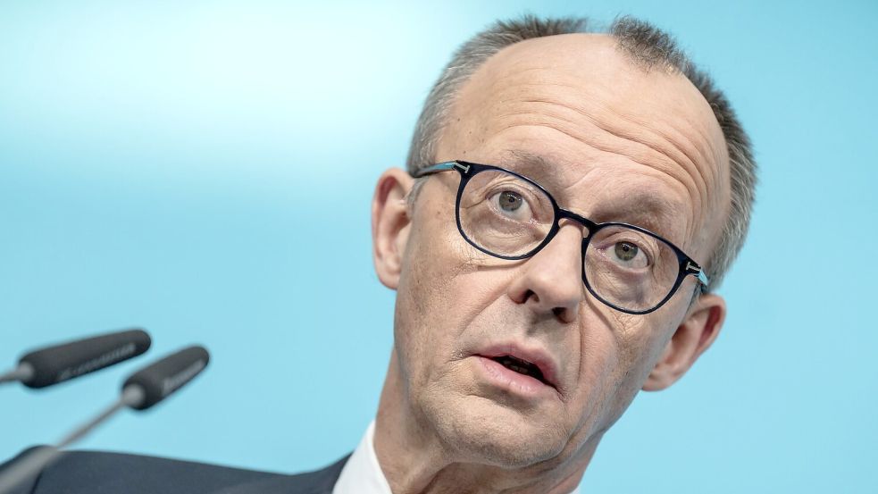 Kanzler Merz bekräftigt seine Kritik an der Höhe des Krankenstandes in Deutschland Foto: Michael Kappeler/dpa