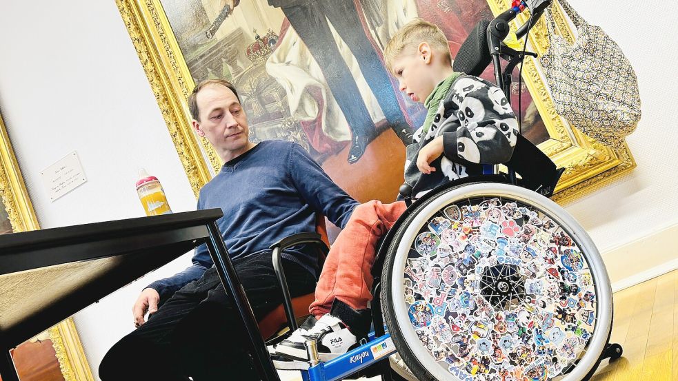 Das Bild zeigt Felix mit seinem Vater Falko Tannigel am ersten Verhandlungstag am Landgericht Aurich. Foto: Ortgies/Archiv