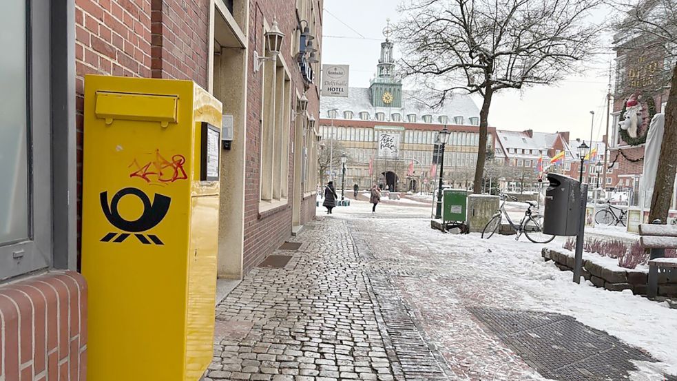 Der Briefkasten des Anstoßes: Er war offenbar vorübergehend abgebaut worden wegen der Verkehrssperrung für den Weihnachtsmarkt. Am 6. Januar 2026 war er wieder da. Foto: Mona Hanssen