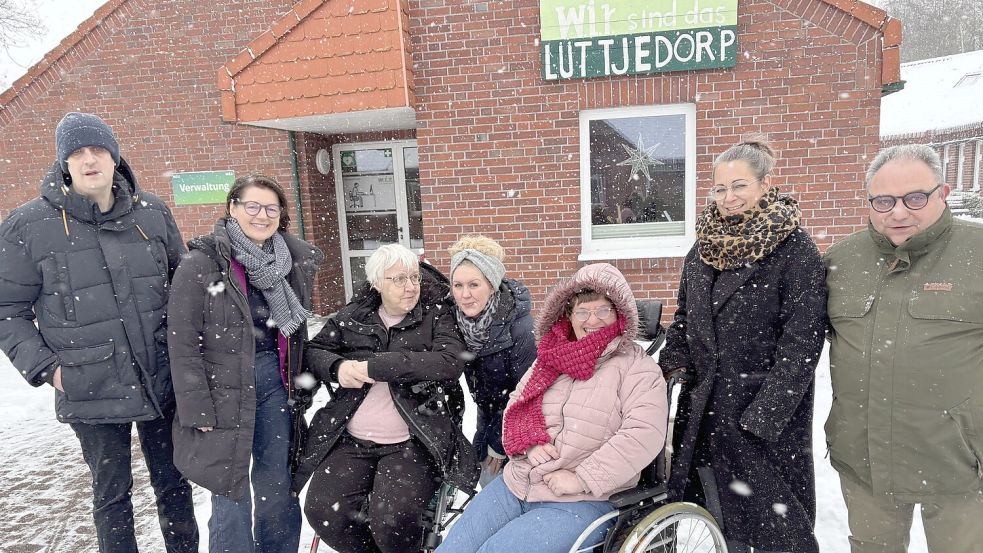 Sie schauen trotz Schneegestöber und wirtschaftlicher Probleme zuversichtlich in die Zukunft (von links): Hinrich Sassen, Joanna Hinrichs, Jannette Janßen, Yasmin Ritter, Nadine Reyer, Iris Otten und Jörg-Detlef Gauger.Fotos: Aiko Recke