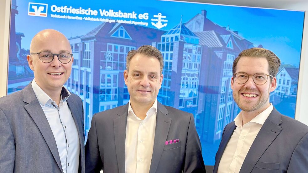 Fast nur gute Zahlen stellten Guido Mülder, Vorstandsvorsitzender Georg Alder und Thomas Lüken für die Ostfriesische Volksbank vor. Foto: Karin Lüppen