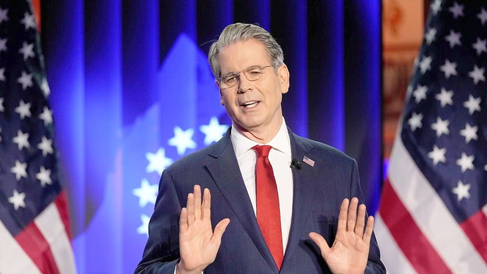 Bessent sprach im USA-House in Davos mit der Presse. Foto: Markus Schreiber/AP/dpa