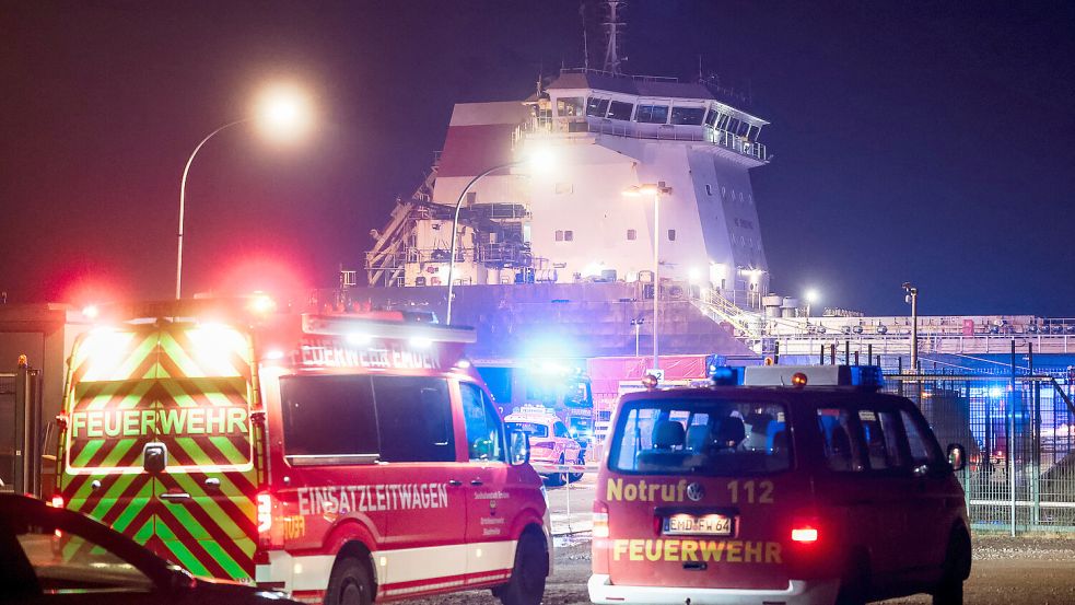 Viele Kräfte waren in Emden im Einsatz. Foto: Jens Doden
