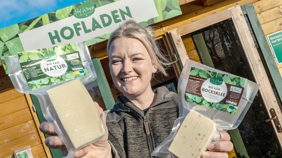 Bocksklee oder Natur – Birte Menzi denkt sich immer wieder neue Geschmacksrichtungen für ihren Käse aus. Foto: Klaus Ortgies