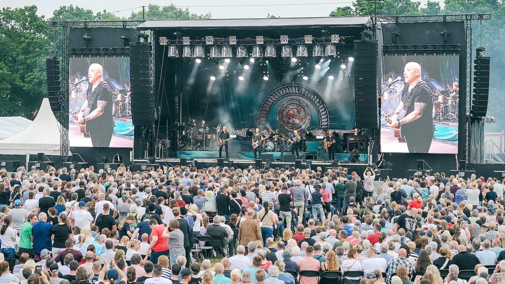 Zum Konzert von Santiano 2025 kamen rund 5000 Gäste. Sie klagten über langes Warten auf einen Parkplatz und lange Fußwege. Einige erreichten das Konzert mit Verspätung. Foto: Stephan Friedrichs