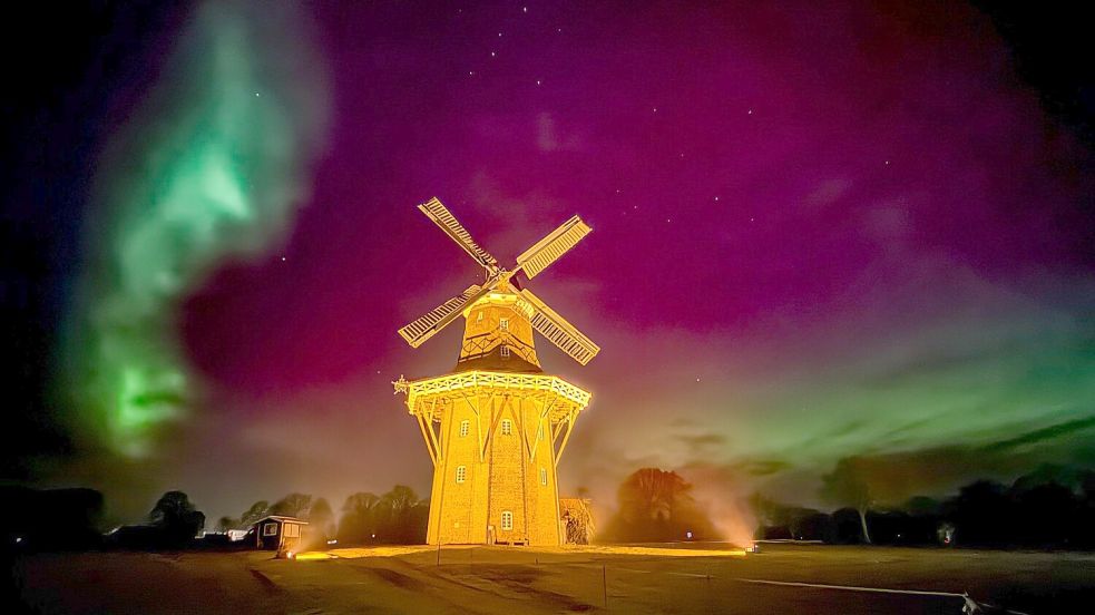 Die Mühle in Holtland unter den Polarlichtern am Himmel. Foto: Franziska Meyer