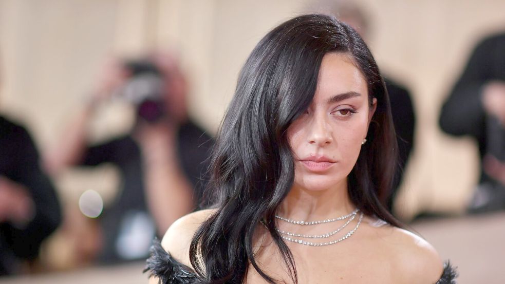 Für Fantrubel dürfte Popstar Charli xcx („Brat“) sorgen (Archivbild). Foto: Richard Shotwell/Invision/AP/dpa