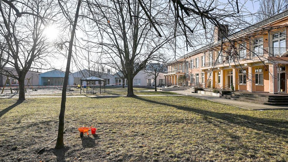 Am Dienstagmittag war das Kita-Gelände verwaist. Foto: Jens Kalaene
