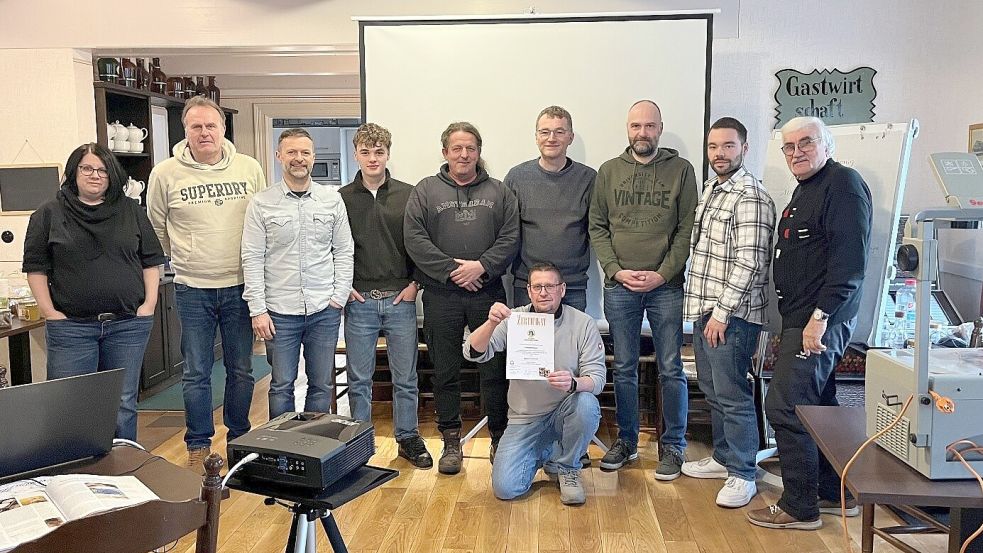 Die Teilnehmer eines Honigkurses in Wiesmoor bekamen ihre Zertifikate überreicht: (von links) Melanie Fuhrmann, Bernd Ostermann, Fynn Busse, Jan Busse, Dirk Goßens, Marcus Janssen, Frank Duin, Nico Kleihauer und Bernd Holzhäuser. Vor der Gruppe kniet Schulungsleiter Frank Jesch. Foto: privat