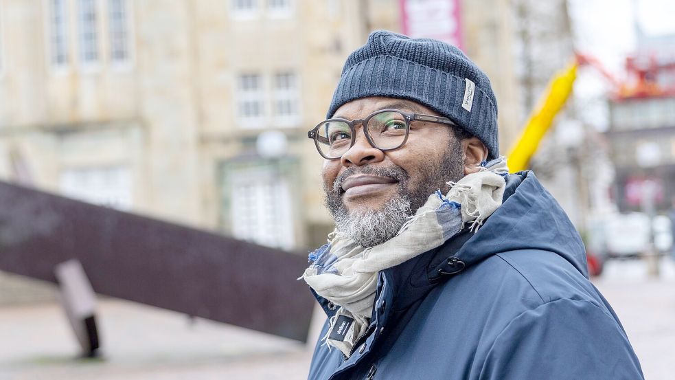 Fühlt sich am Theater Osnabrück umgeben von einem liebevollen Ensemble: Bariton Theo Magongoma, Darsteller des Macbeth in Verdis gleichnamiger Oper. Foto: Denise Matthey